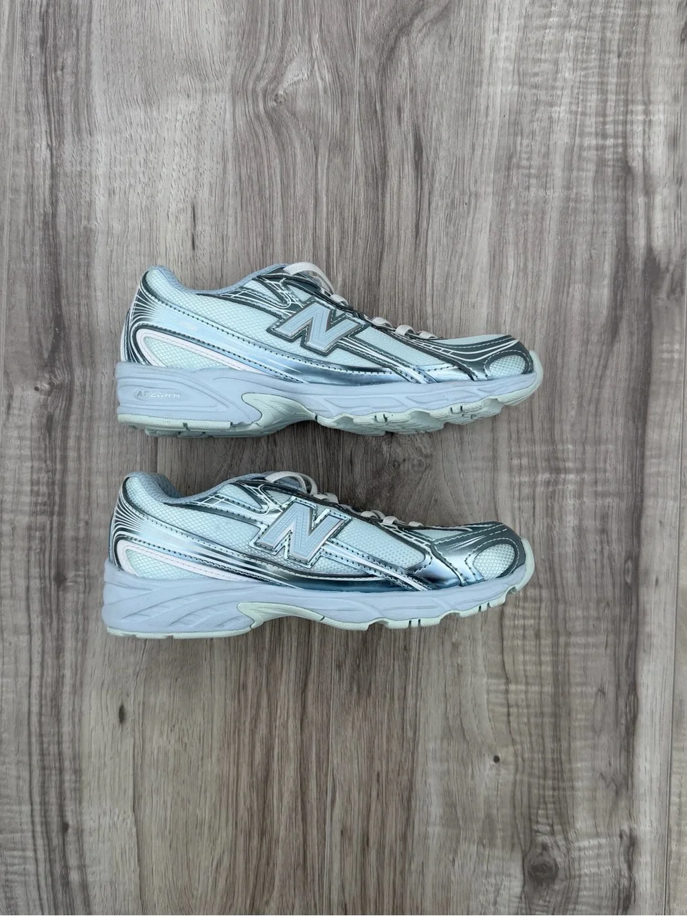 New Balance 740 Girl’s Grade School silver & blue sneakers